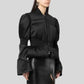 Parka femme chic en satin noir avec capuche discrète, manches volumineuses et taille ajustée