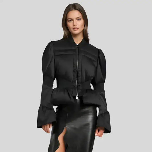 Femme portant une parka femme chic avec capuche discrète et style chic