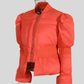 Parka femme chic orange avec capuche discrète, manches volumineuses et zipper argenté