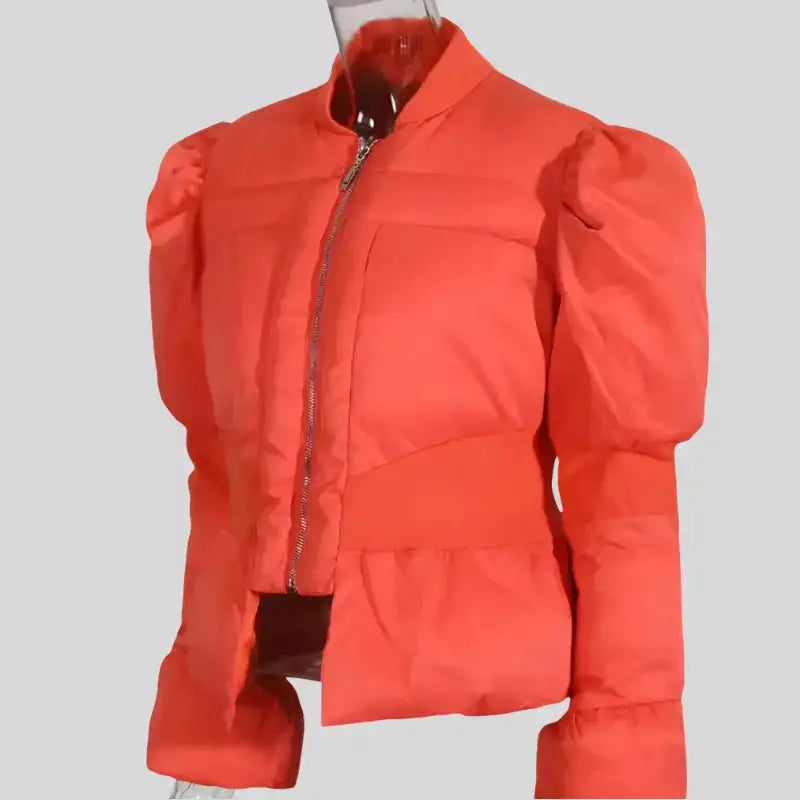 Parka femme chic orange avec capuche discrète, manches volumineuses et zipper argenté