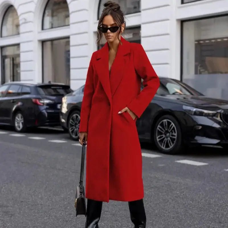 Parka femme hiver col tailleur rouge, élégante et moderne, idéale pour un style habillé.