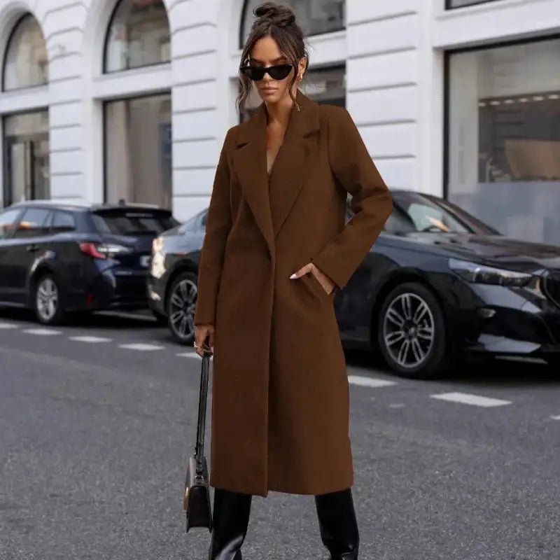Parka femme hiver col tailleur, look chic en extérieur avec teint marron, parfaite pour l'hiver.