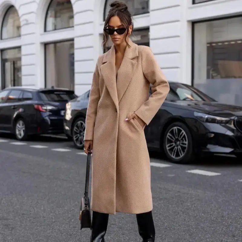 Parka femme hiver col tailleur beige portée par un mannequin en extérieur, avec des voitures en arrière-plan.