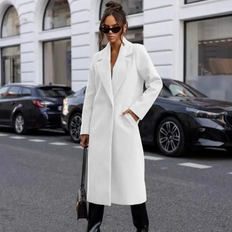 Parka femme hiver blanche élégante et chaude portée par une femme en milieu urbain.