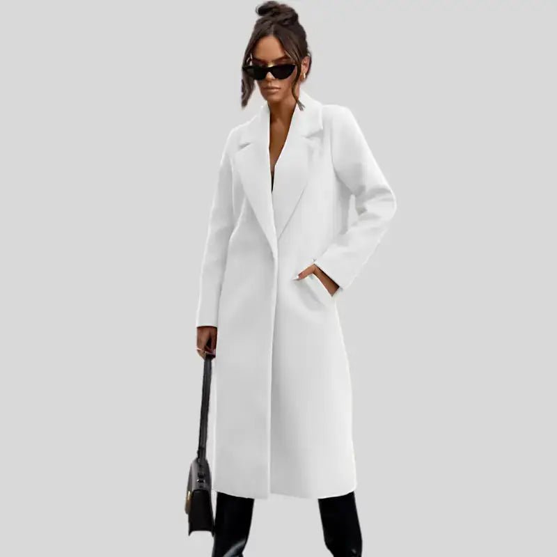 Parka femme hiver col tailleur blanc avec lunettes de soleil et sac à main.
