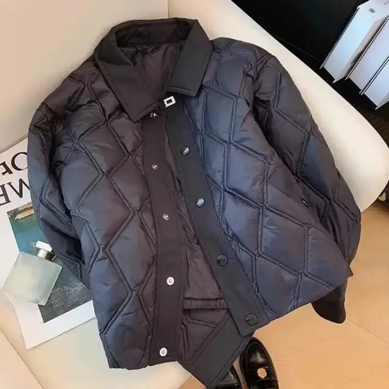 Parka femme courte bombardier noire, matelassée, idéale pour les journées fraîches et les tenues urbaines.