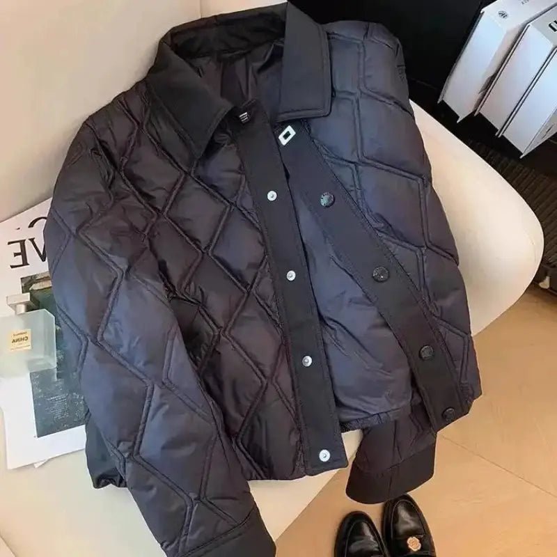 Parka femme courte bombardier noire en polyester matelassé, parfaite pour les journées fraîches.