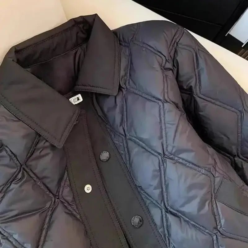 Parka femme courte bombardier en polyester matelassé avec motif uni, couleur noire, design urbain.