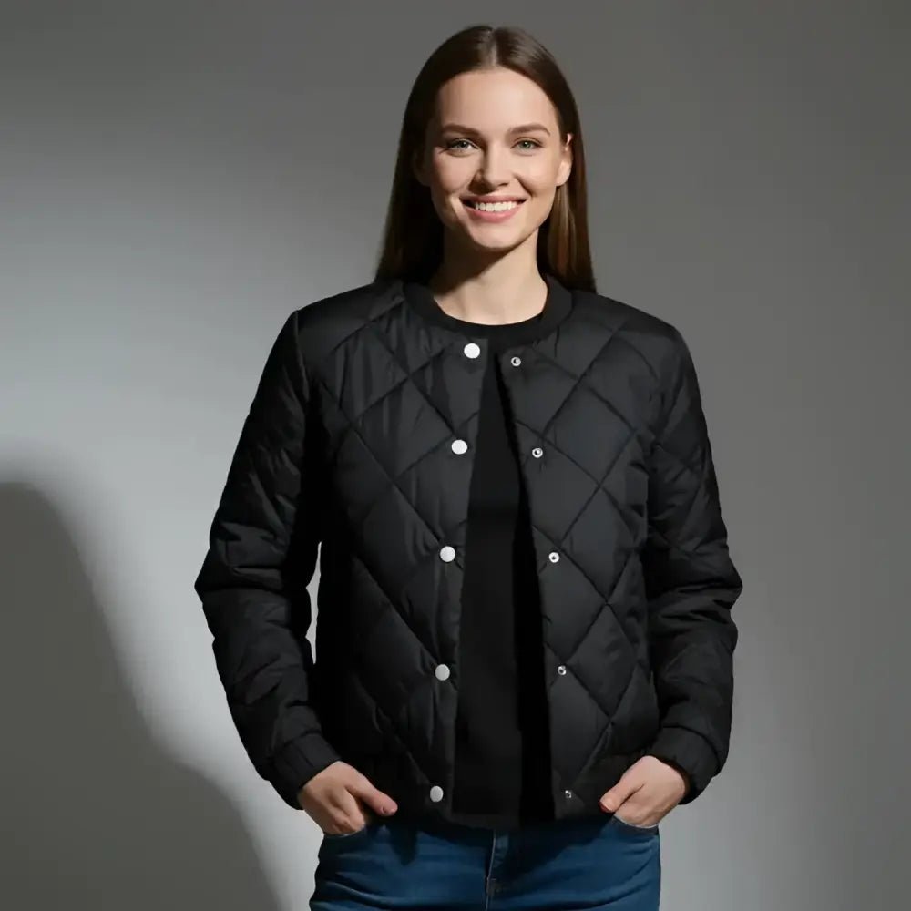 Parka femme courte bombardier noire avec coupe matelassée, idéale pour les tenues urbaines.