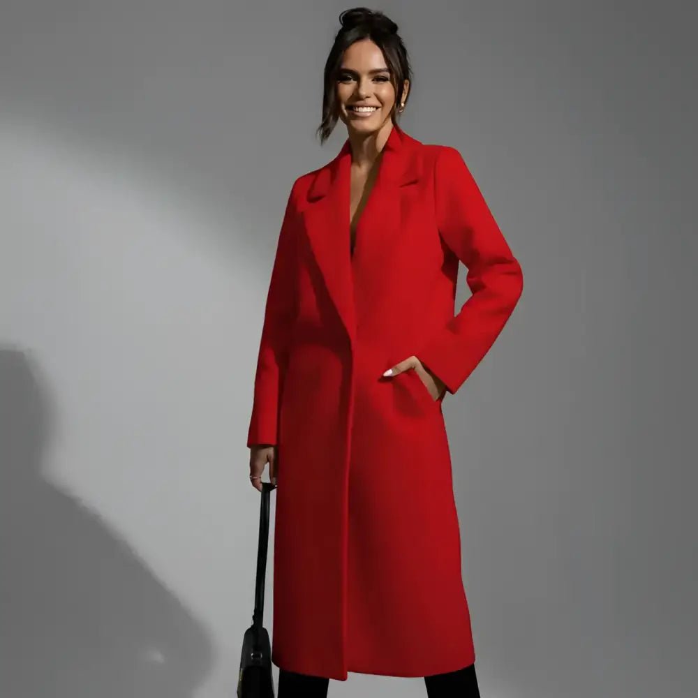 Parka femme hiver col tailleur en rouge, élégante et moderne, parfaite pour les journées froides.