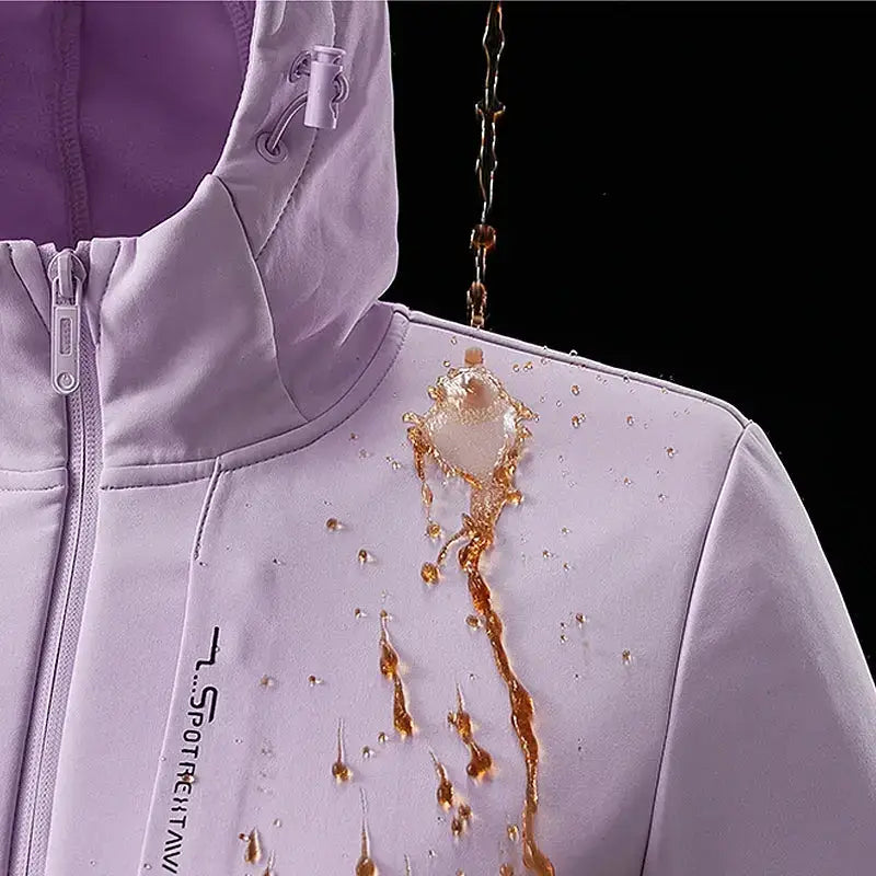 Parka femme imperméable violette repelant un liquide brun, idéale pour femme imperméable