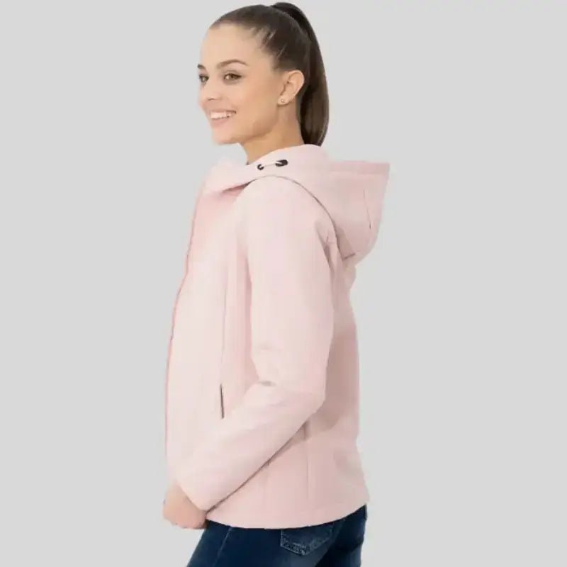 Parka femme à capuche cintrée en couleur rose portée par une mannequin souriante.