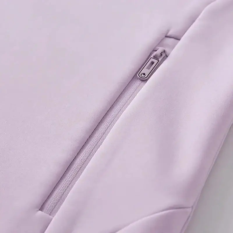 Zoom sur un parka femme imperméable avec poche zippée en tissu violet clair