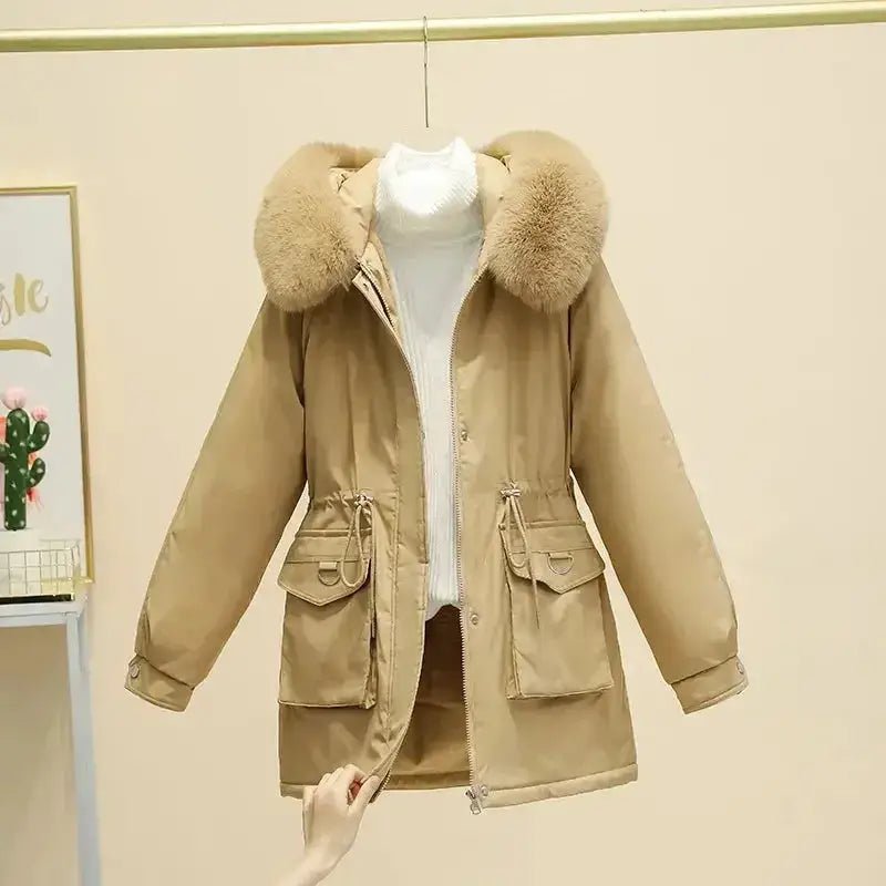 Parka femme imperméable avec capuche beige, doublure en fausse fourrure et grandes poches pour l'hiver.