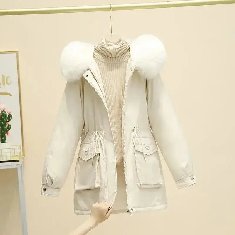 Parka femme à capuche douce crème avec fourrure, idéale pour les journées fraîches.
