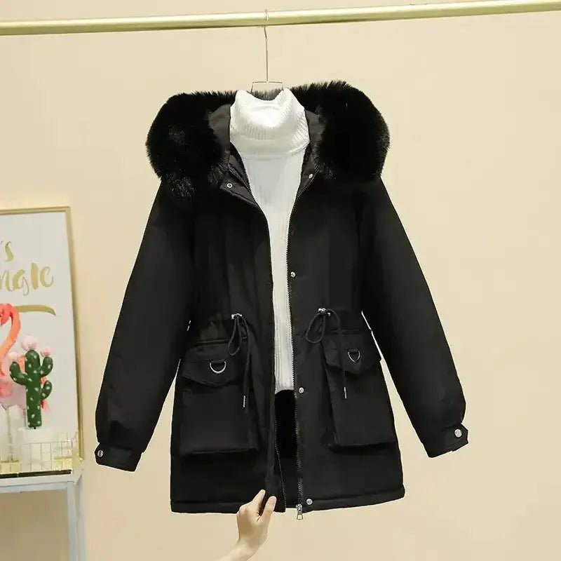 Parka femme à capuche douce en noir avec doublure en fourrure, idéale pour les journées fraîches.