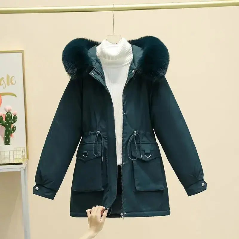 Parka femme à capuche douce en couleur kaki avec col en fourrure, parfaite pour les journées fraîches.