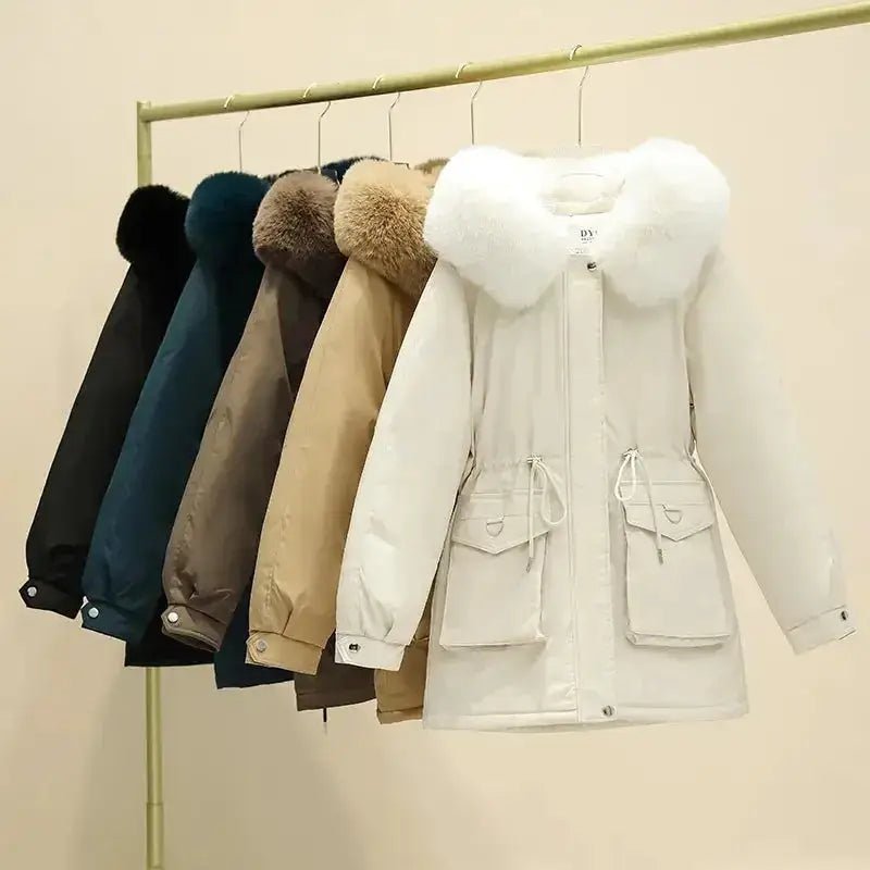 Parka femme à capuche douce disponible en plusieurs couleurs : crème, kaki, café et noir.