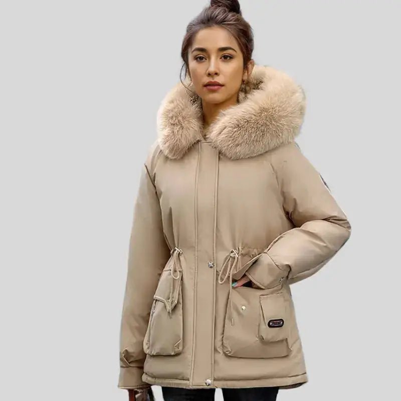 Parka femme à capuche douce en crème avec col en fourrure, idéale pour les journées fraîches.