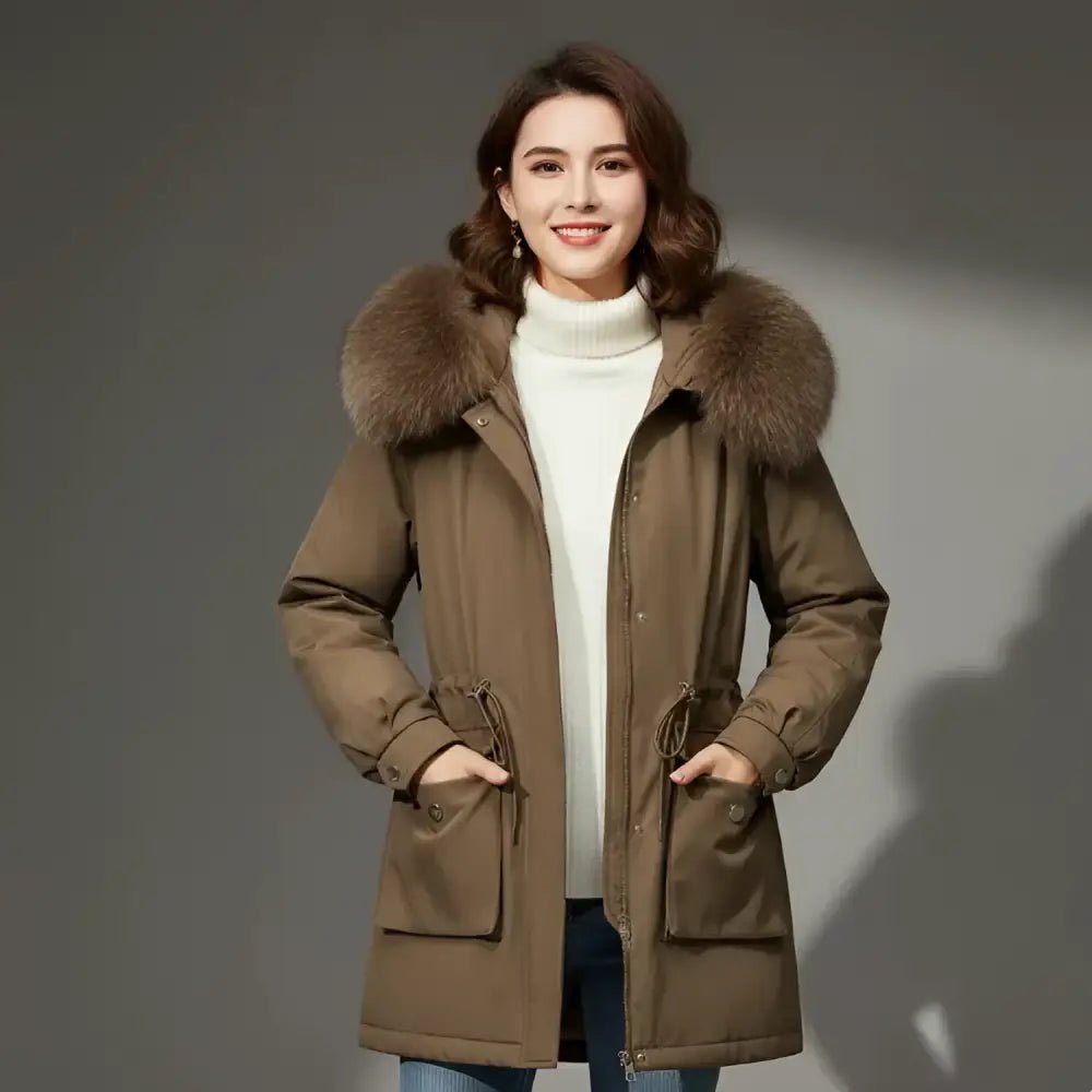 Parka femme à capuche douce couleur kaki, avec col en fourrure, parfaite pour les journées fraîches.