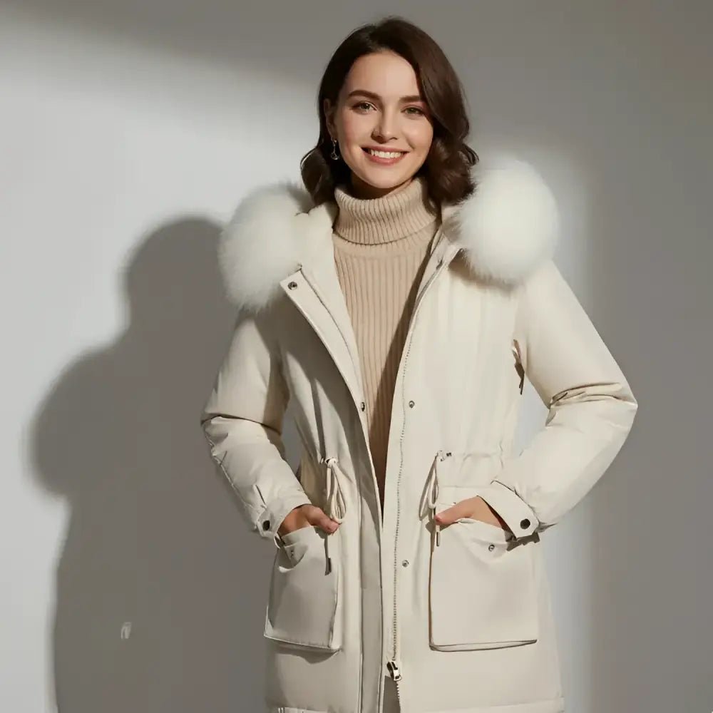 Parka femme à capuche douce crème avec col en fausse fourrure, style urbain et confortable.