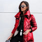 Parka femme longue en bleu marine avec poches pratiques et manteau matelassé rouge brillant