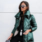 Parka femme longue en vert émeraude avec col large, poches pratiques, bleu marine