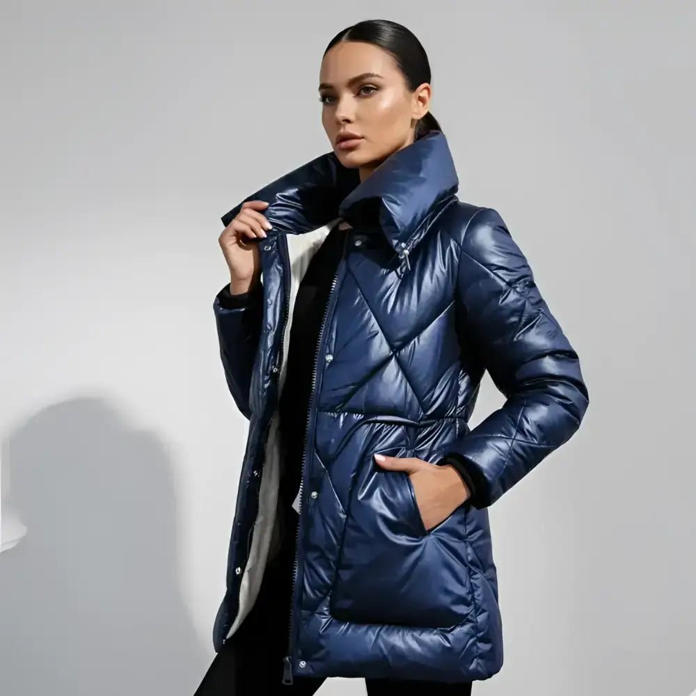 Parka femme matelassée brillante portée par un modèle, couleur bleue, avec capuche et poches.
