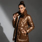 Parka femme longue en bronze brillant avec poches pratiques et col haut, bleu marine