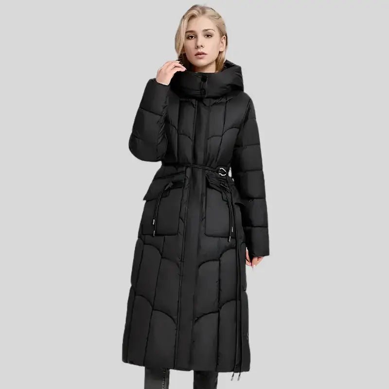 Parka noire femme longue de La Noctambule, coupe couvrante et tendance, parfaite pour l'hiver.