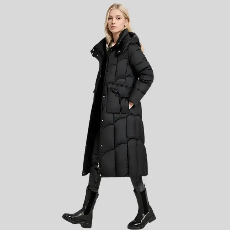 Parka noire femme longue, modèle La Noctambule, coupe intemporelle et confortable à mi-cuisse.