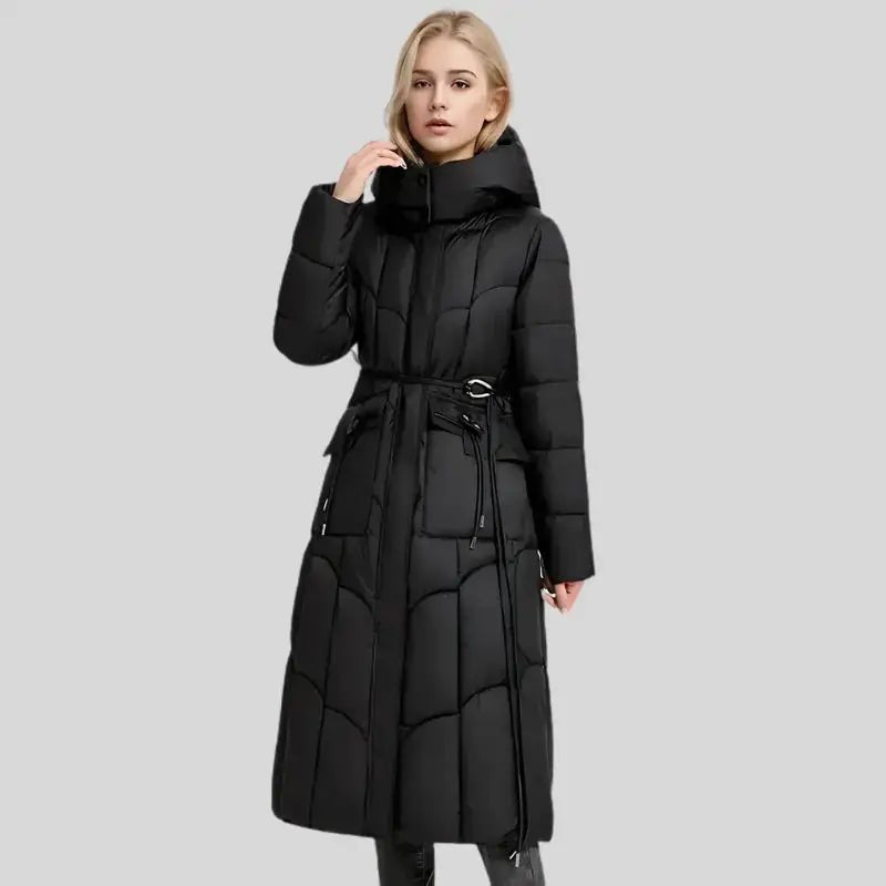 Parka noire femme longue – La Noctambule, modèle en polyester, longueur mi-cuisse, coupe élégante et intemporelle.