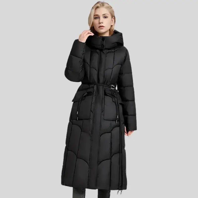 Parka noire femme longue de La Noctambule, offrant une coupe intemporelle et couvrante, longueur mi-cuisse.