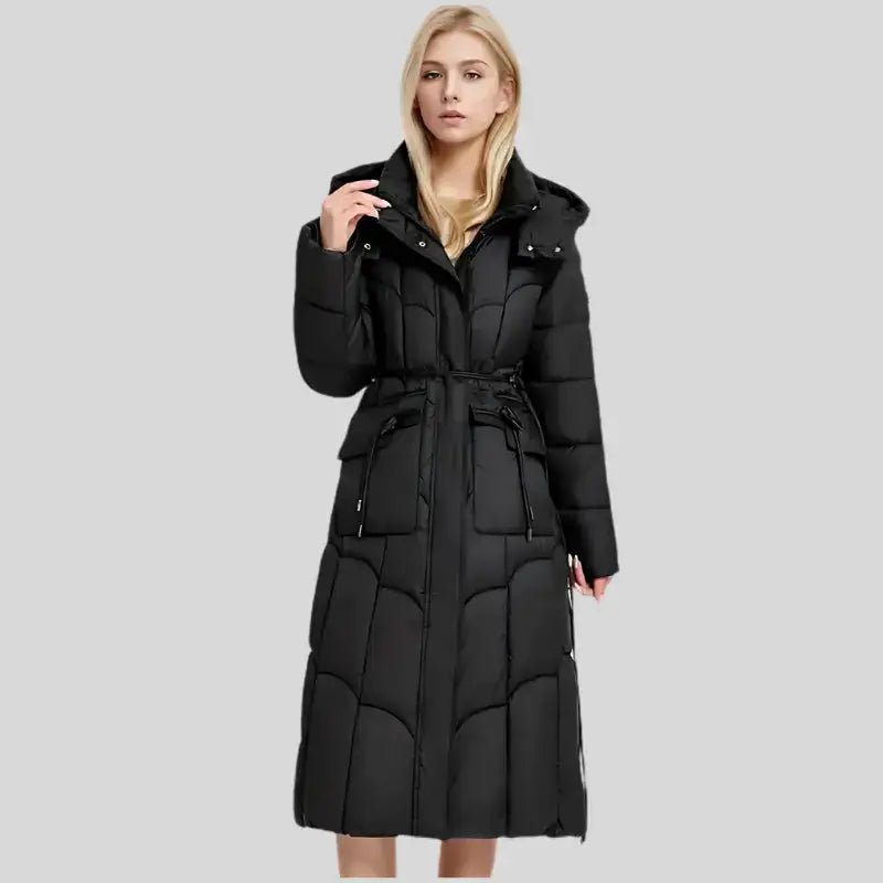 Parka noire femme longue de La Noctambule, avec ceinture et capuche, style moderne et intemporel.