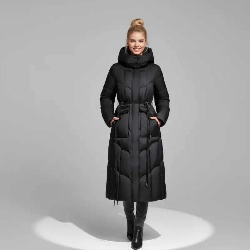 Parka noire femme longue de La Noctambule avec ceinture, coupe élégante et confortable, parfaite pour l'hiver.