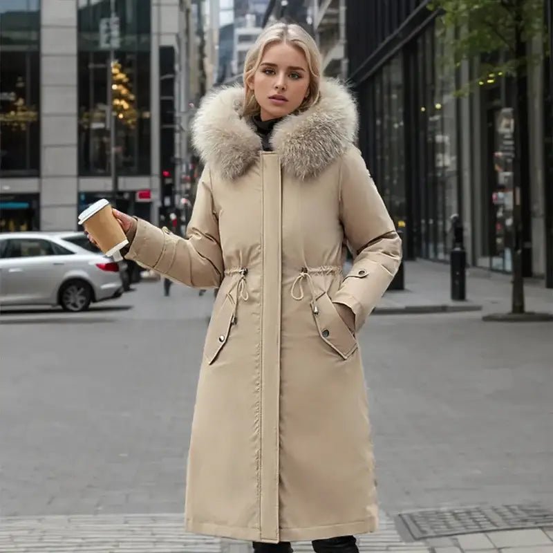 Parka femme hiver col fausse fourrure avec un grand col, idéale pour les journées fraîches en ville.