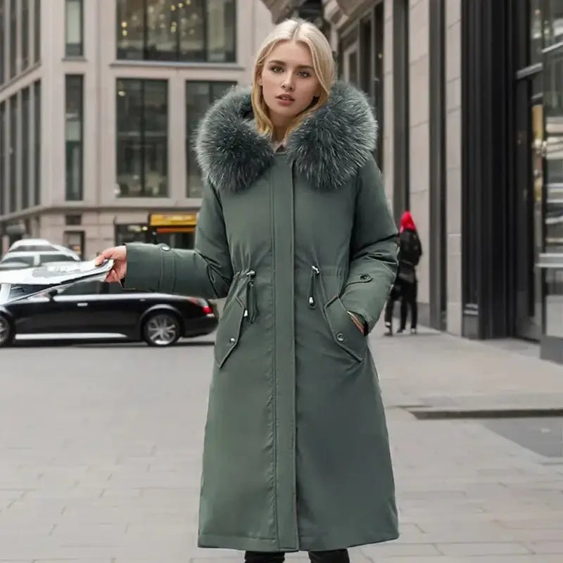 Parka femme hiver col fausse fourrure en couleur kaki, confort et style pour les journées fraîches.