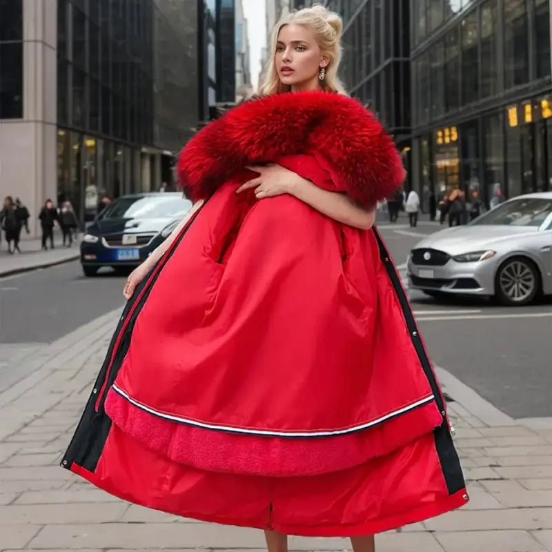 Parka femmes hiver rouge avec col en fausse fourrure, élégant et confortable pour l'hiver dans une rue urbaine.