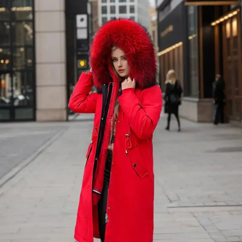 Parka femmes hiver : femme en parka rouge avec capuche en fausse fourrure, style élégant en ville.