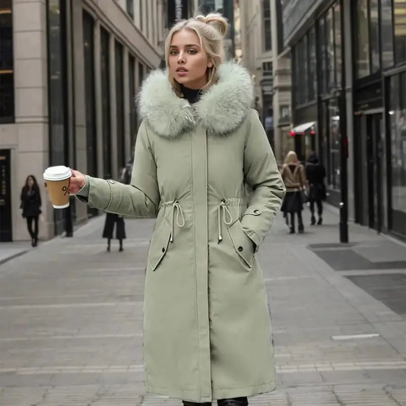 Parka femmes hiver : parka longue beige avec col en fausse fourrure, parfaite pour l'hiver en ville.