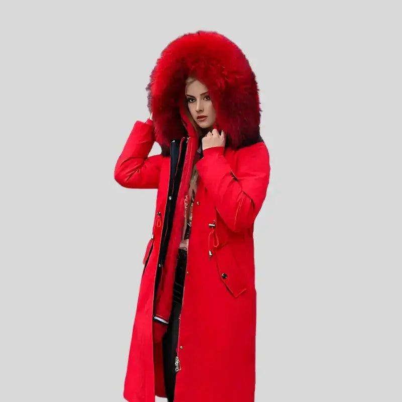 Parka femme hiver col fausse fourrure rouge portée avec un grand col en fausse fourrure.