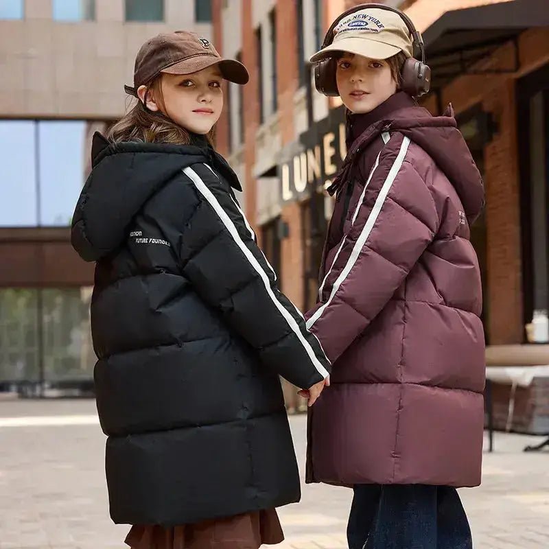 Deux filles portant des parkas à capuche, l'une noire et l'autre bordeaux, en extérieur.