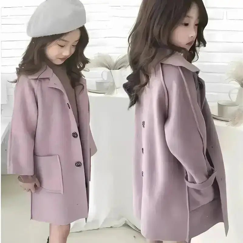 Parka fille 4 ans capuche fausse fourrure portée par une petite fille dans des teintes de rose.