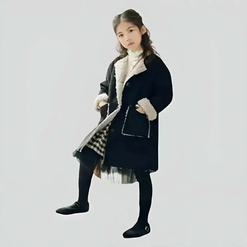 Parka fille 4 ans à capuche fausse fourrure par La Doudou, idéale pour les journées fraîches.