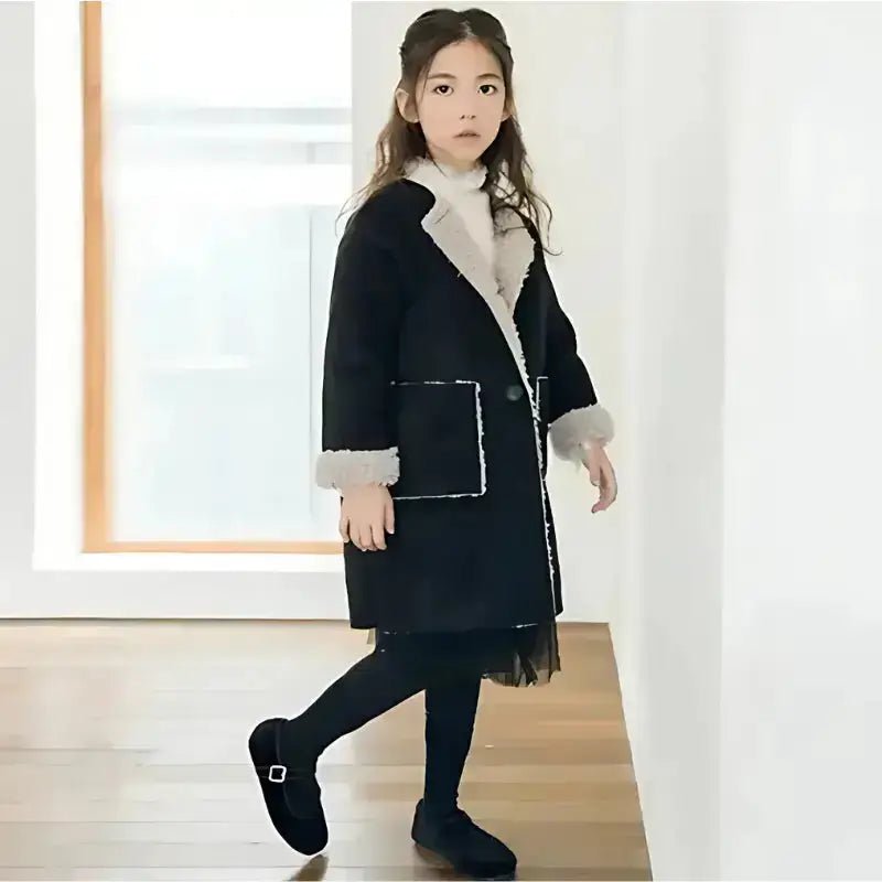 Parka fille 4 ans à capuche fausse fourrure – La Doudou, tenue élégante pour journées fraîches.