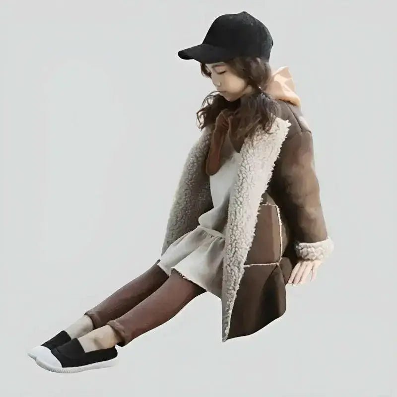 Parka fille 8 ans avec capuche, modèle marron, porté par une poupée, style décontracté.