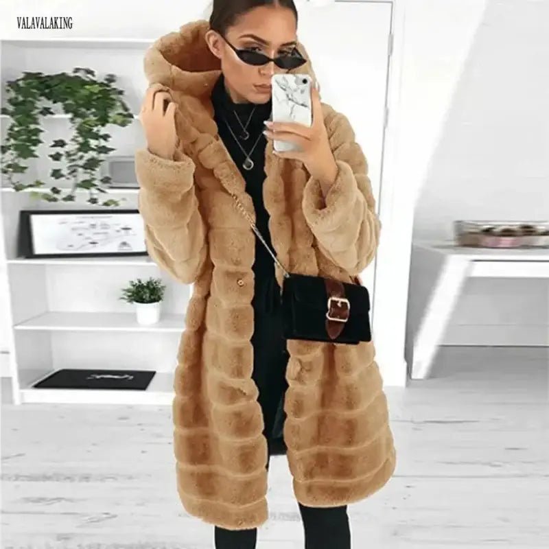 Parka femme longue capuche fourrée, modèle tendance en peluche beige, portée par une femme élégante avec lunettes.