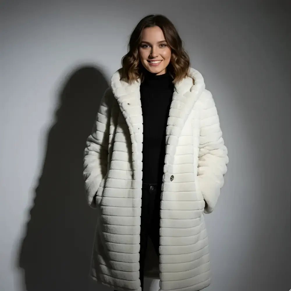 Parka femme longue capuche fourrée blanche présentée par un modèle souriant.