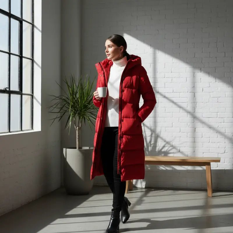 Femme portant une parka grande taille femme matelassée rouge, tenue élégante et confortable.