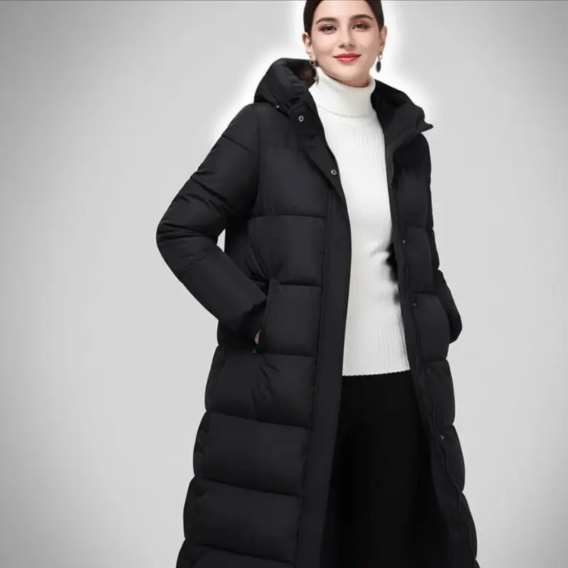 Parka grande taille femme matelassée longue noire portée par une femme, idéale pour l'hiver.